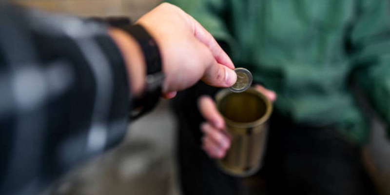 Қайырымдылық қорының басшысы 15 жастағы жасөспірімге базарда ақша жинатқан