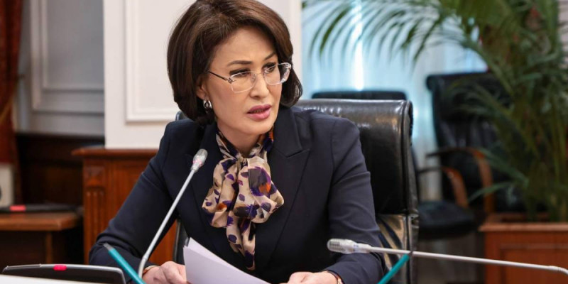 Денсаулық сақтау министрі ұшақта жағдайы нашарлаған жолаушыға көмектесті (ВИДЕО)