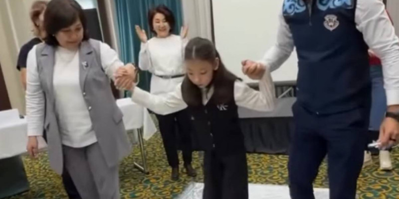 Атырауда 11 жастағы қызға алғаш рет «Тұсау кесер» рәсімі өткізілді