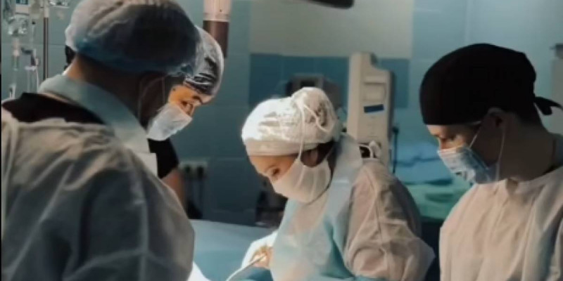 Қарағандыда дәрігерлер әйелдің ішінен көлемі 60 см ісікті алып тастады