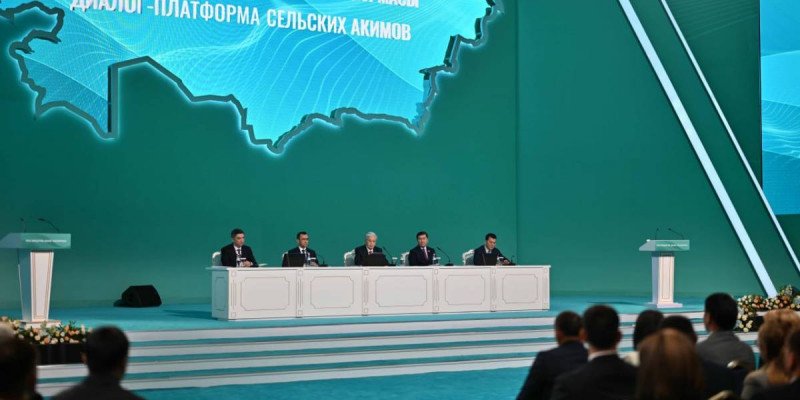 «Нағыз өмір мектебі»: Қасым-Жомарт Тоқаев ауыл әкімдіктері қызметкерлеріне жағдай жасаудың маңызына назар аударды