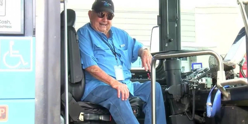 "Әлі зейнетке шыққысы жоқ": 95 жастағы америкалық азамат ең кәрі автобус жүргізушісі атанды