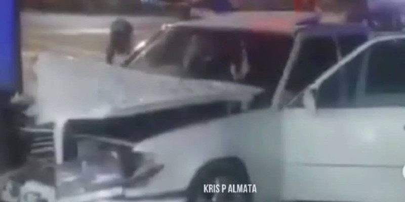 Алматыда мас жүргізуші автобус аялдамасына соғылды