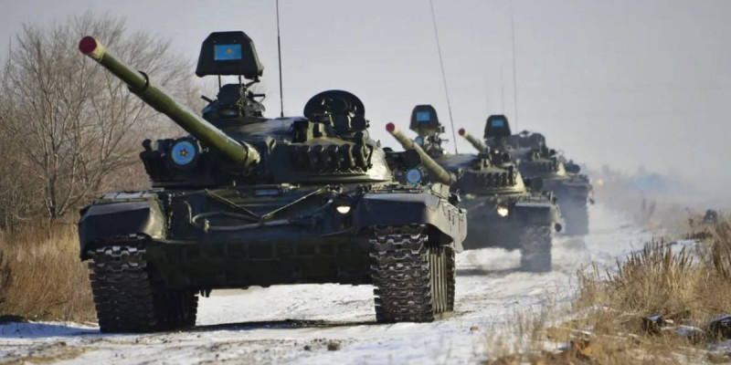 «Әскер жауынгерлік дайындықтың ең жоғары деңгейіне келтіріледі»: Қорғаныс министрлігі үндеу жасады (ВИДЕО)