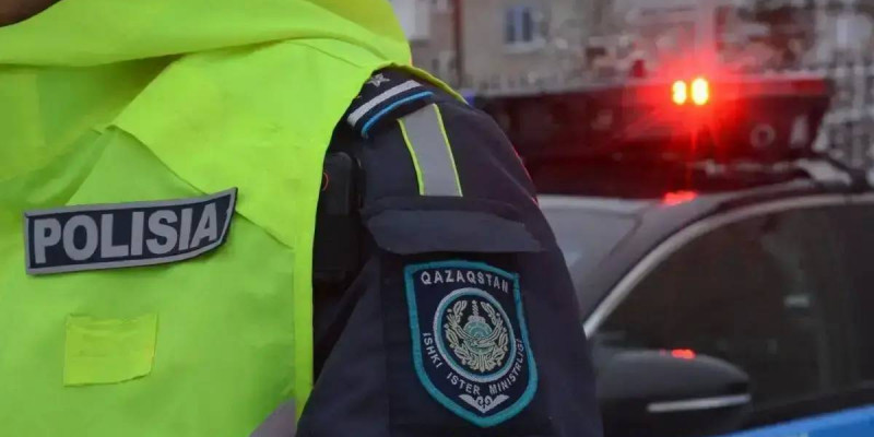 Семейде жүк көлігі жолдағы полицейді қағып кете жаздады