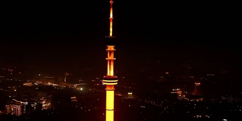 Алматыда Көктөбе мұнарасы қызғылт сары түске көмкерілді