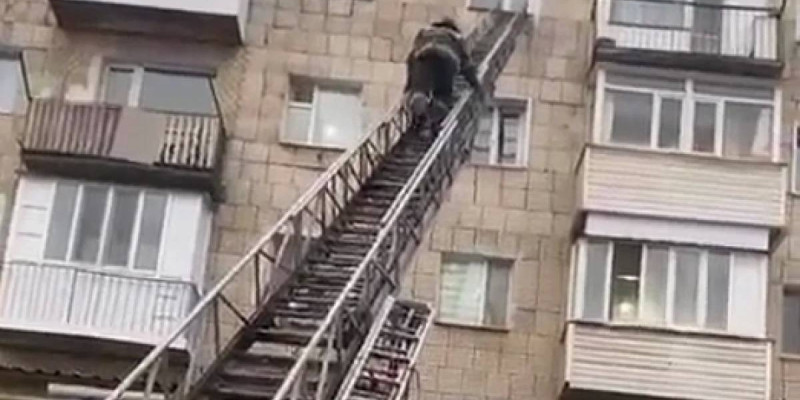 ТЖМ құтқарушылары пәтерде қамалып қалған екі баланы құтқарды