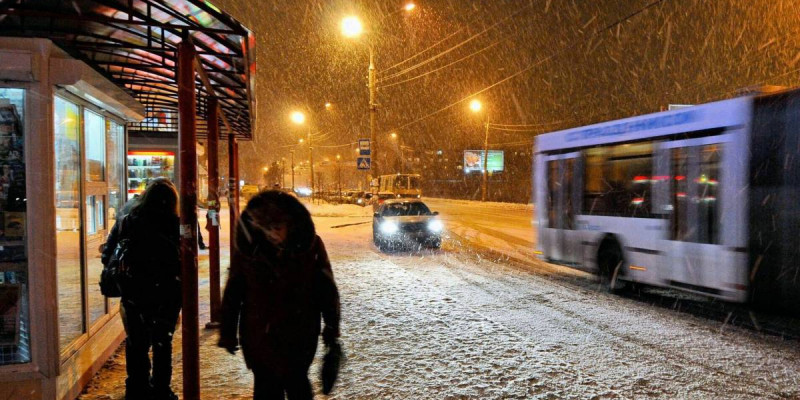 Абай облысында жасөспірімді автобустан мәжбүрлі түрде қараңғыда түсіріп жіберген