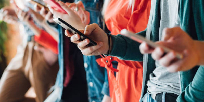 Ғалымдар: смартфонды көп қолдану тәуелділік емес, әдет қана