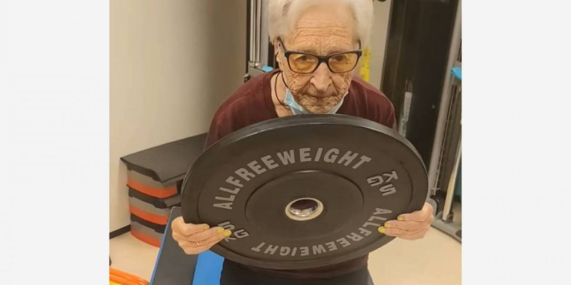 Соғысты, қатерлі ісікті, ковидті өткерген: 101 жастағы әже күн сайын екі сағат гантель көтеріп жаттығады