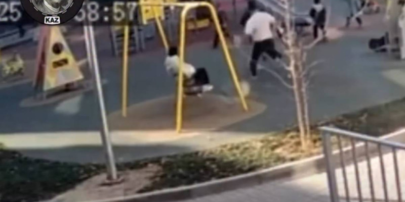 Алматы тұрғыны аулада ойнап жүрген 5 жастағы баланы теуіп құлатқан