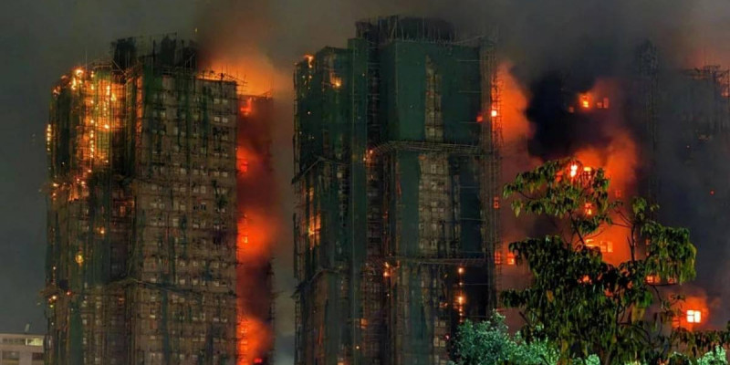 «146 адам қаза тапқан»: Гонконгтағы тұрғын үй өртіне қатысты 13 адам ұсталды