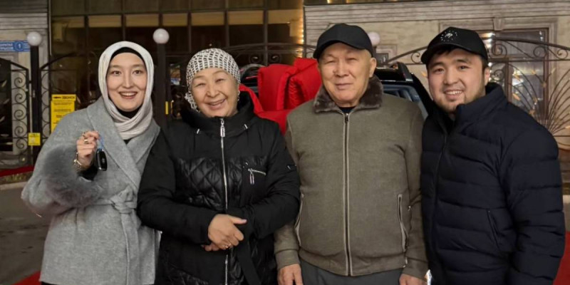 Елдос Сметов жарына қымбат автокөлік сыйлады