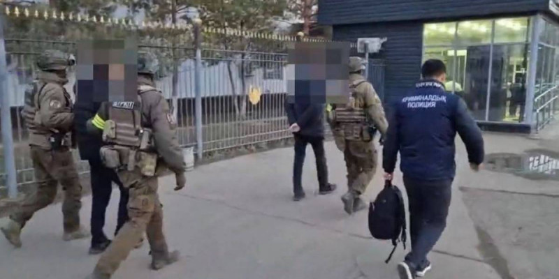 Оралда жеке үйлерге ұрлыққа түсіп, 2 млн теңге алып кеткен күдікті ұсталды