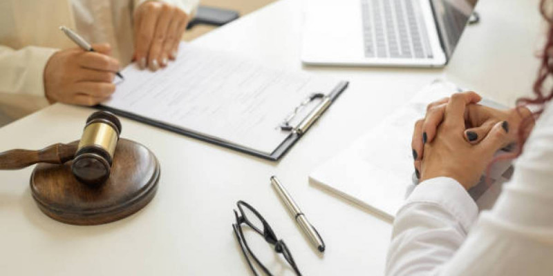 Жігітіне ренжіп, оның көлігін бүлдіріп тастаған қызға айыппұл салынды