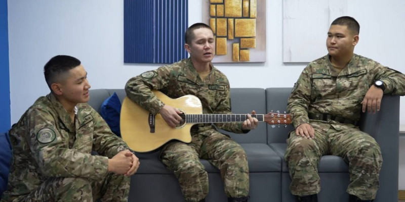 Көкшетауда әскери борышын өнерімен ұштастырып жүрген сарбаз қызмет етеді