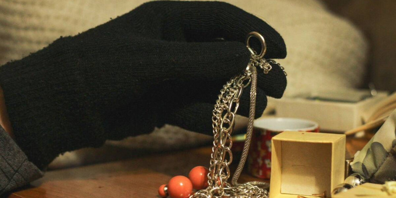 Талдықорғанда біреудің үйінен 2 млн теңгенің әшекейін ұрлап кеткендер ұсталды