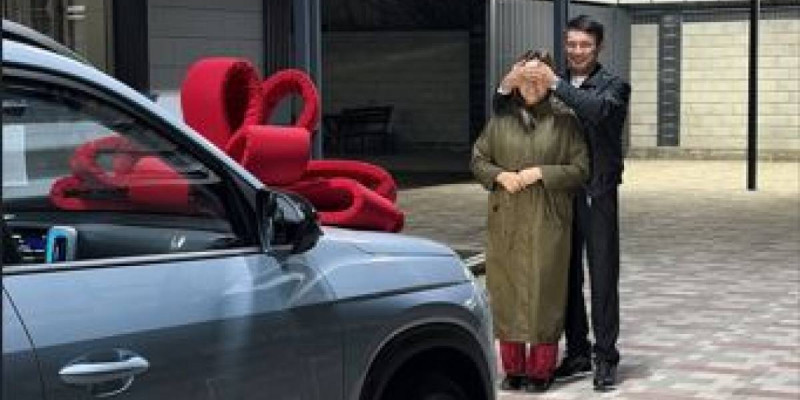 Еркебұлан Тоқтар анасына су жаңа көлік алып берді