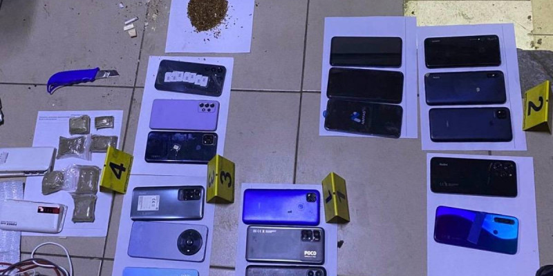 Оралда абақтыға 17 телефон алып кірмек болғандар ұсталды