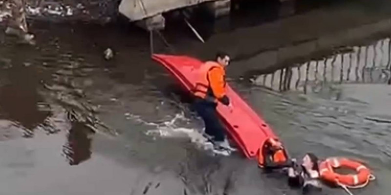 Астанада суға секіріп кеткен әйел аман қалды (ВИДЕО)