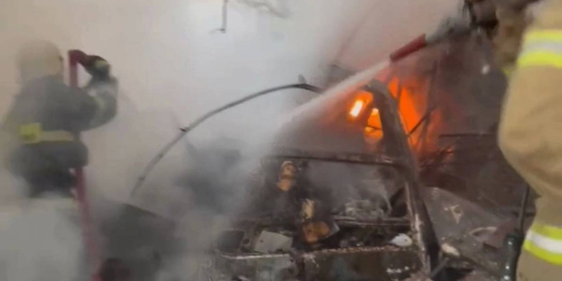 Алматыда екі ғимарат пен бірнеше көлік өртке оранды