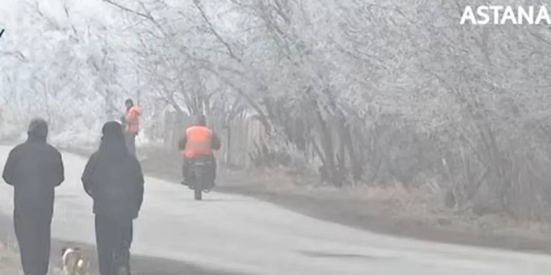 «Жол бойында түрме көп»: Қарағандыда оқушылар мектепке жету үшін ұзақ жолды жаяу жүріп өтеді