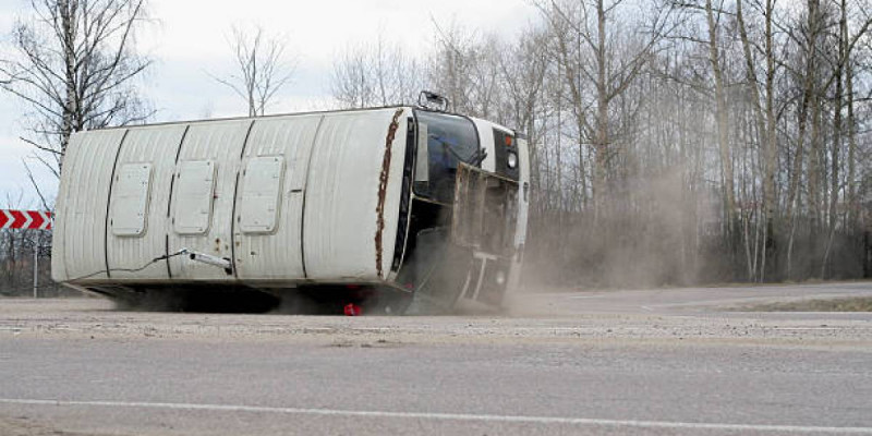 5 адам қаза тауып, 11 адам зардап шекті: Ақтөбеде шетелдіктер мінген автобус аударылып кетті