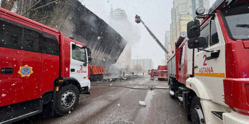 Астанада үш қабатты ғимарат өртеніп кетті