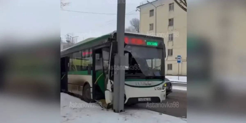 Астанада жолаушылар мінген автобус жол бойындағы жарық бағанына соғылды