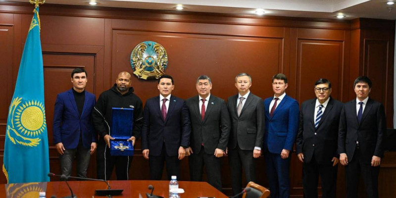 Ербол Мырзабосынов әйгілі боксшы Рой Джонспен кездесті