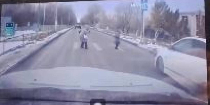 Ақтөбеде көлік қағып кеткен оқушы аман қалды (ВИДЕО)