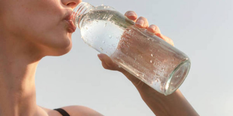 Дәрігер өз-өзіңді күштеп су ішудің зиян екенін айтты