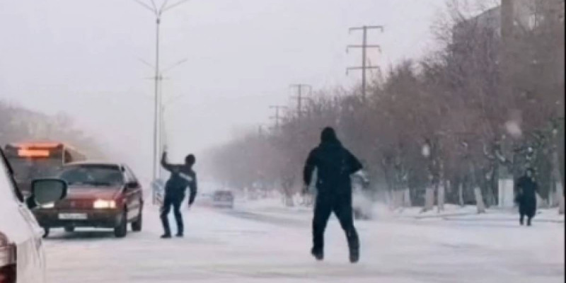 Теміртауда полиция қызметкерін көлік басып кете жаздады