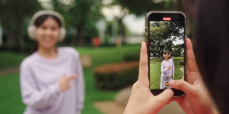 Алматыда кафе қызметкерлері ролик түсіру үшін жолды жауып тастаған