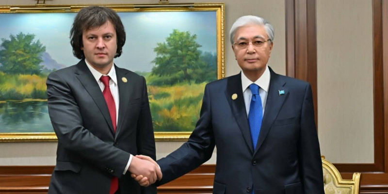 Қасым-Жомарт Тоқаев Грузия премьер-министрі Ираклий Кобахидземен кездесті