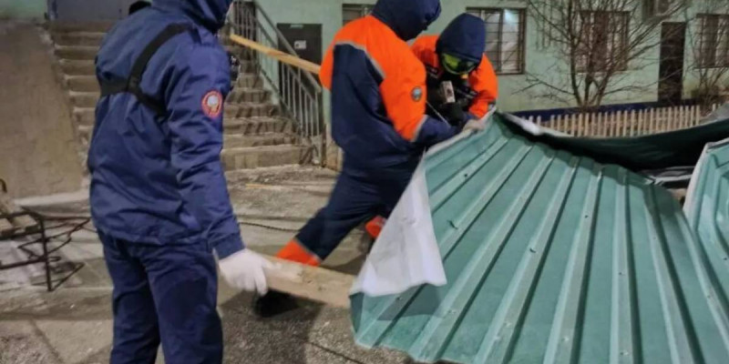 Атырау облысында қатты дауыл ғимарат шатырын ұшырып әкетті