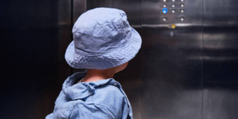 Қарағандыда 3 бала лифтіде қамалып қалған