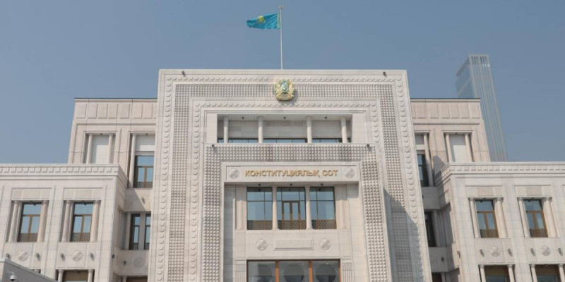 Мемлекет басшысы Конституциялық Сот шешімдерін орындауға қатысты заңға қол қойды