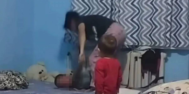 Нұркентте анасынан таяқ жеген екі баланы Талдықорғанға жеткізілді