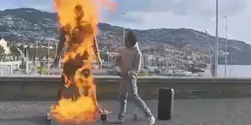 Португалияда Роналдудың мүсінін өртеп жіберді (ВИДЕО)