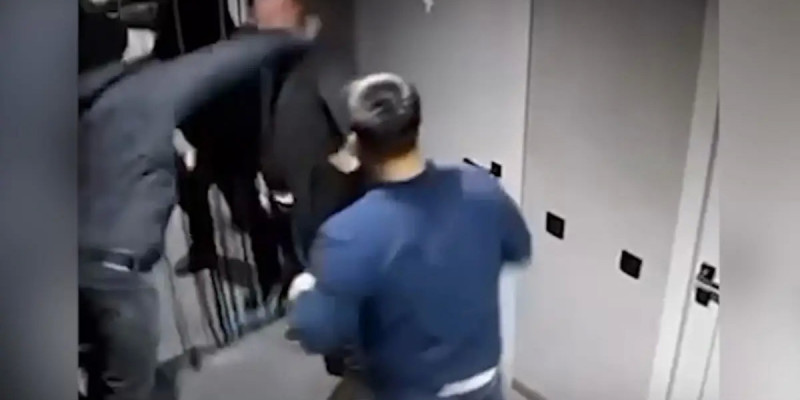 Атыраудың түнгі клубында бір адамды жабылып сабағандар ұсталды