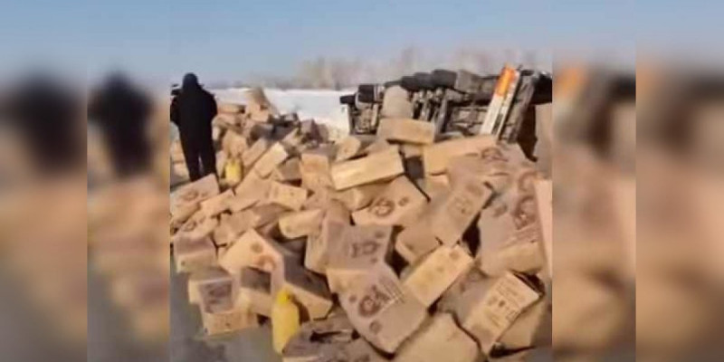 Шығыс Қазақстанда жүк көлігі аударылып кетті