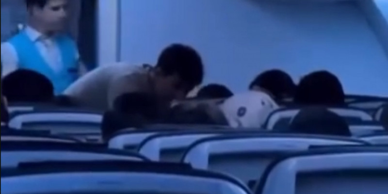 Медицина университетінің студенті ұшақта жолаушының өмірін сақтап қалды