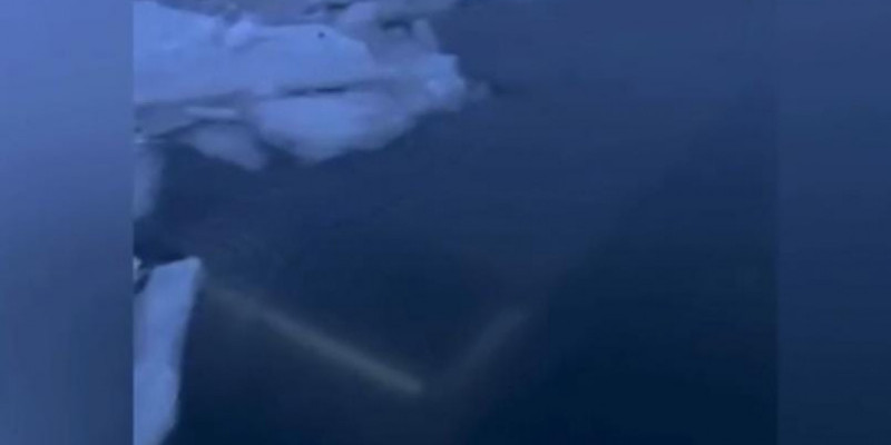 Атырауда көлік мұз астына түсіп кетті