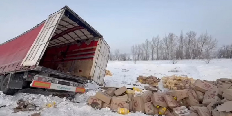 Өскемен – Семей тасжолында күнбағыс майы тиелген жүк көлігі аударылды