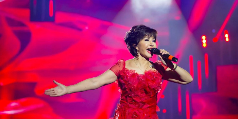 Күйеуін еске алған Роза Рымбаева тікелей эфирде жылап қалды (ВИДЕО)