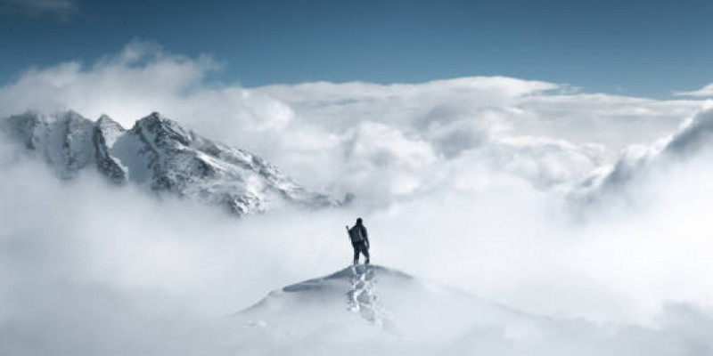 Алматы тауларында аяғын сындырып алған 59 жастағы альпинист құтқарылды