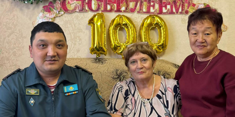 Ұлттық ұлан әскери қызметшілері 100 жасқа жеткен соғыс ардагерін құттықтады