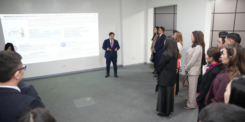 Дархан Жазықбай «Талдау мектебі» тыңдаушыларымен кездесті