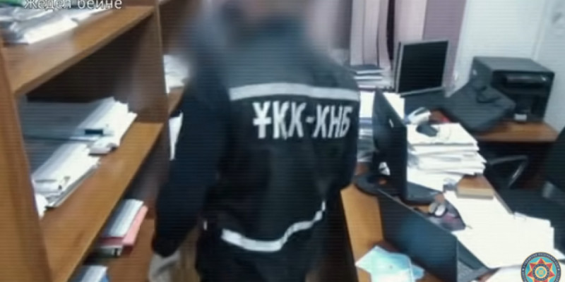 Шығыс Қазақстанда пара алған екі басшы қамауға алынды (ВИДЕО)